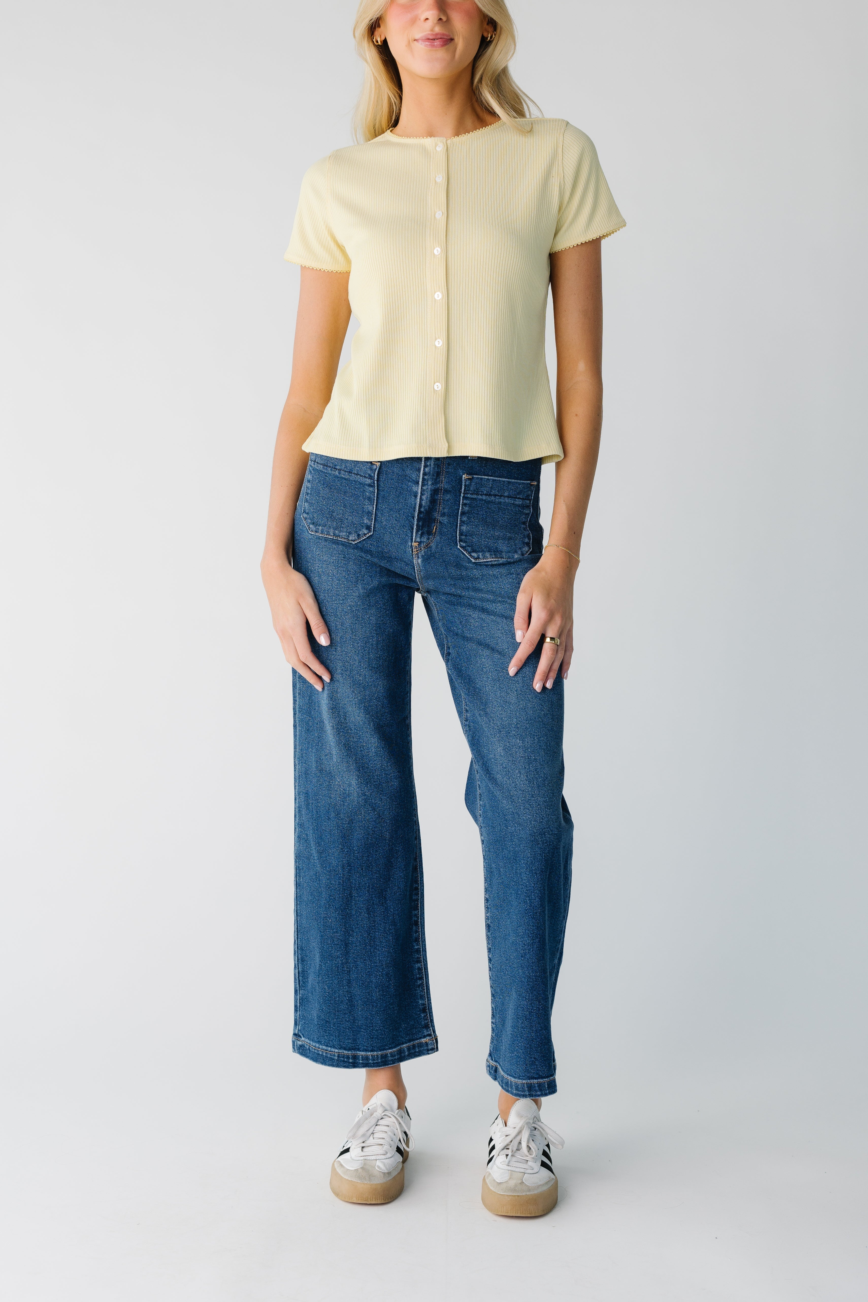 Jean à jambes larges avec poches à l'heure et la date