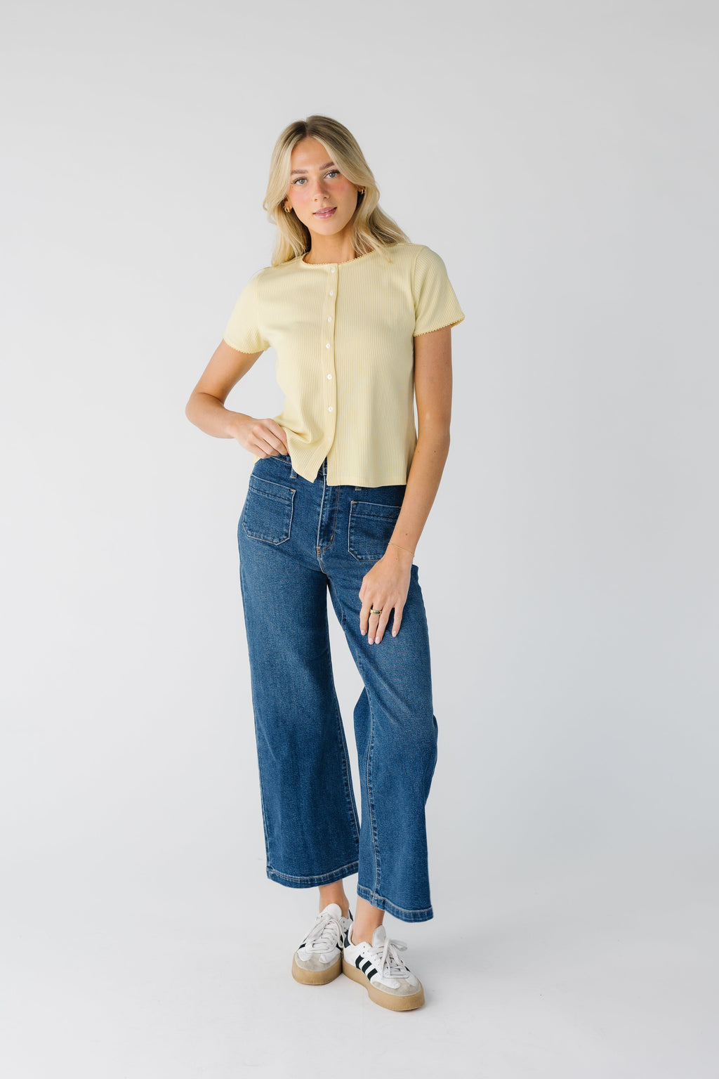 Jean à jambes larges avec poches à l'heure et la date