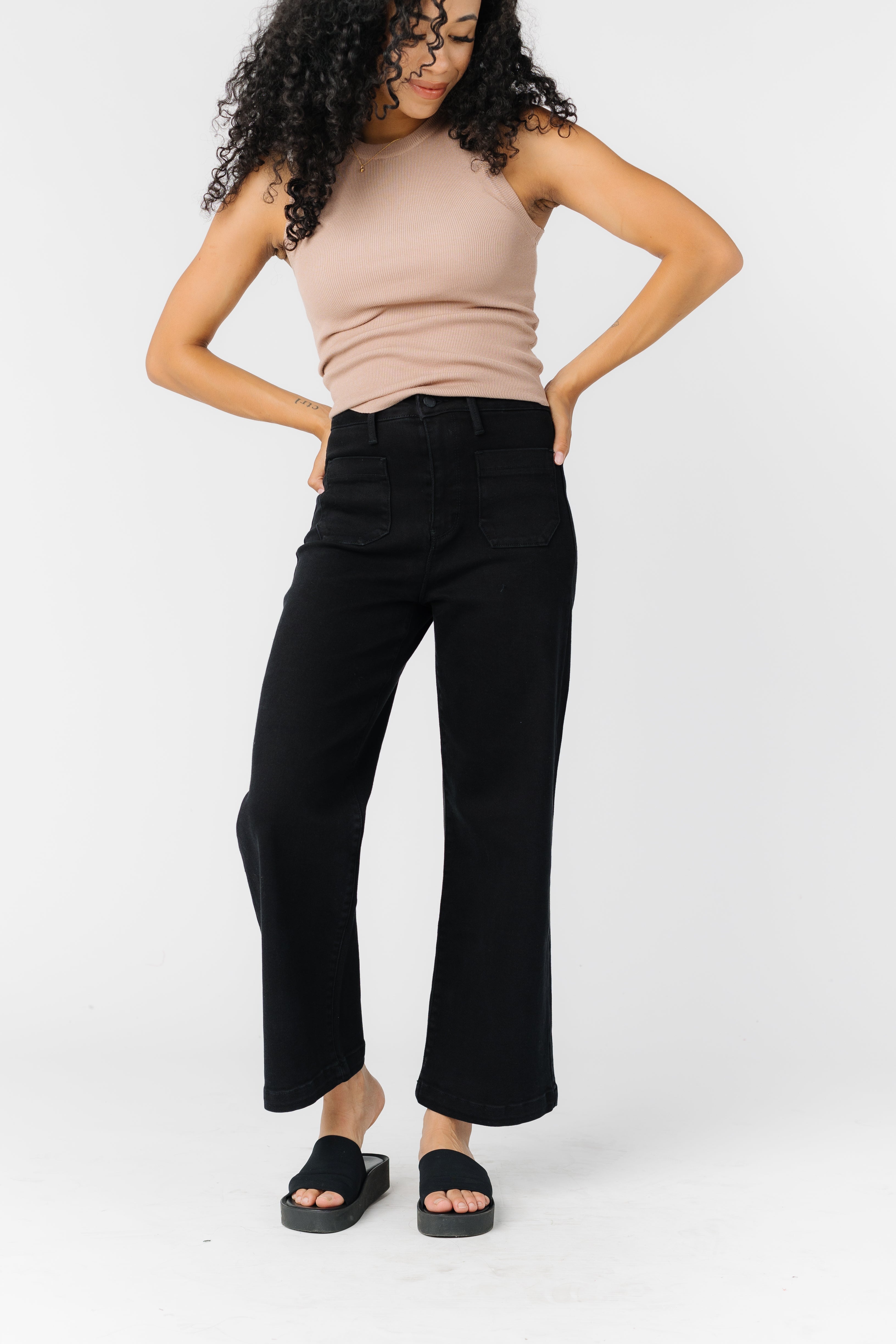 Jean à jambes larges avec poches à l'heure et la date