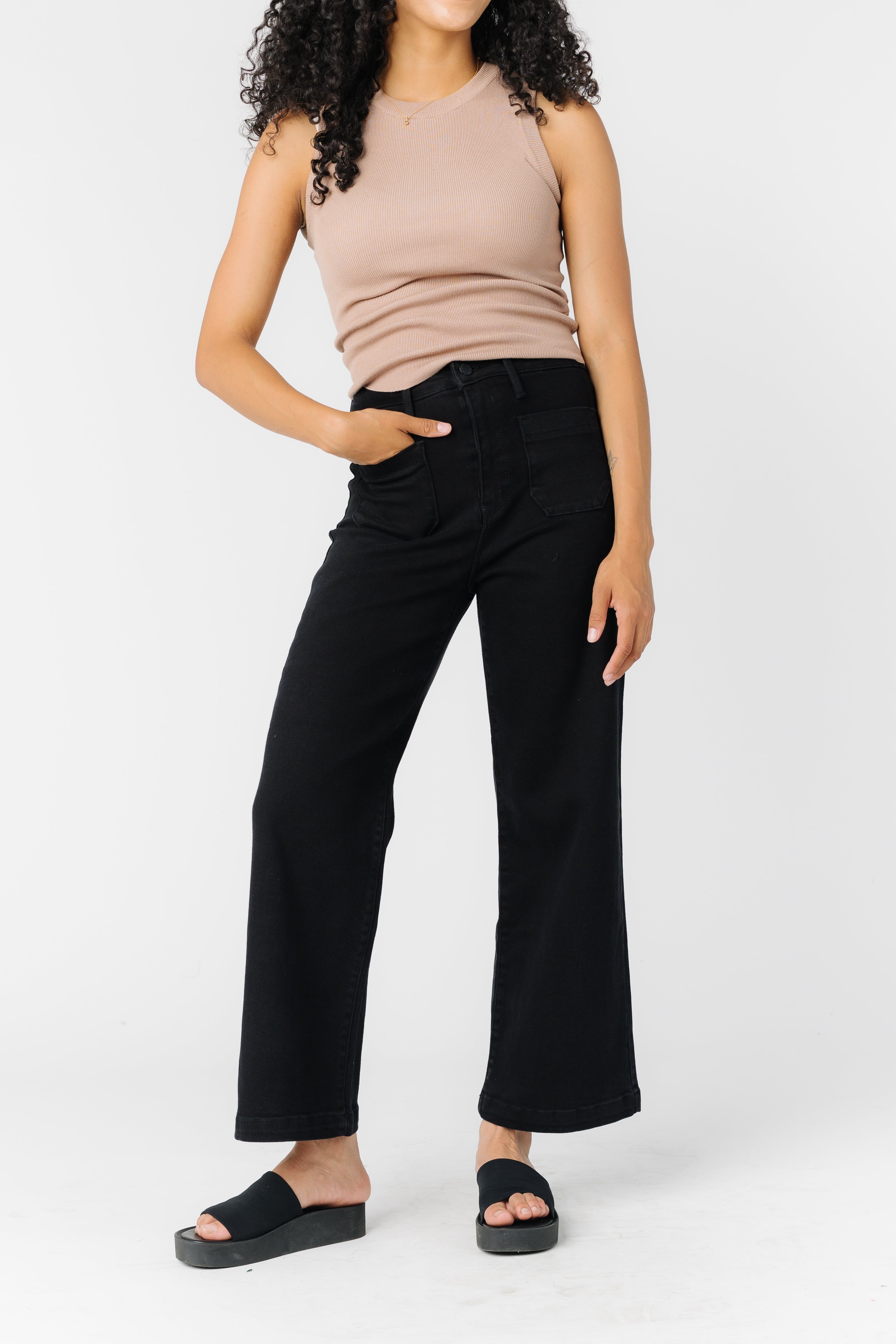 Jean à jambes larges avec poches à l'heure et la date