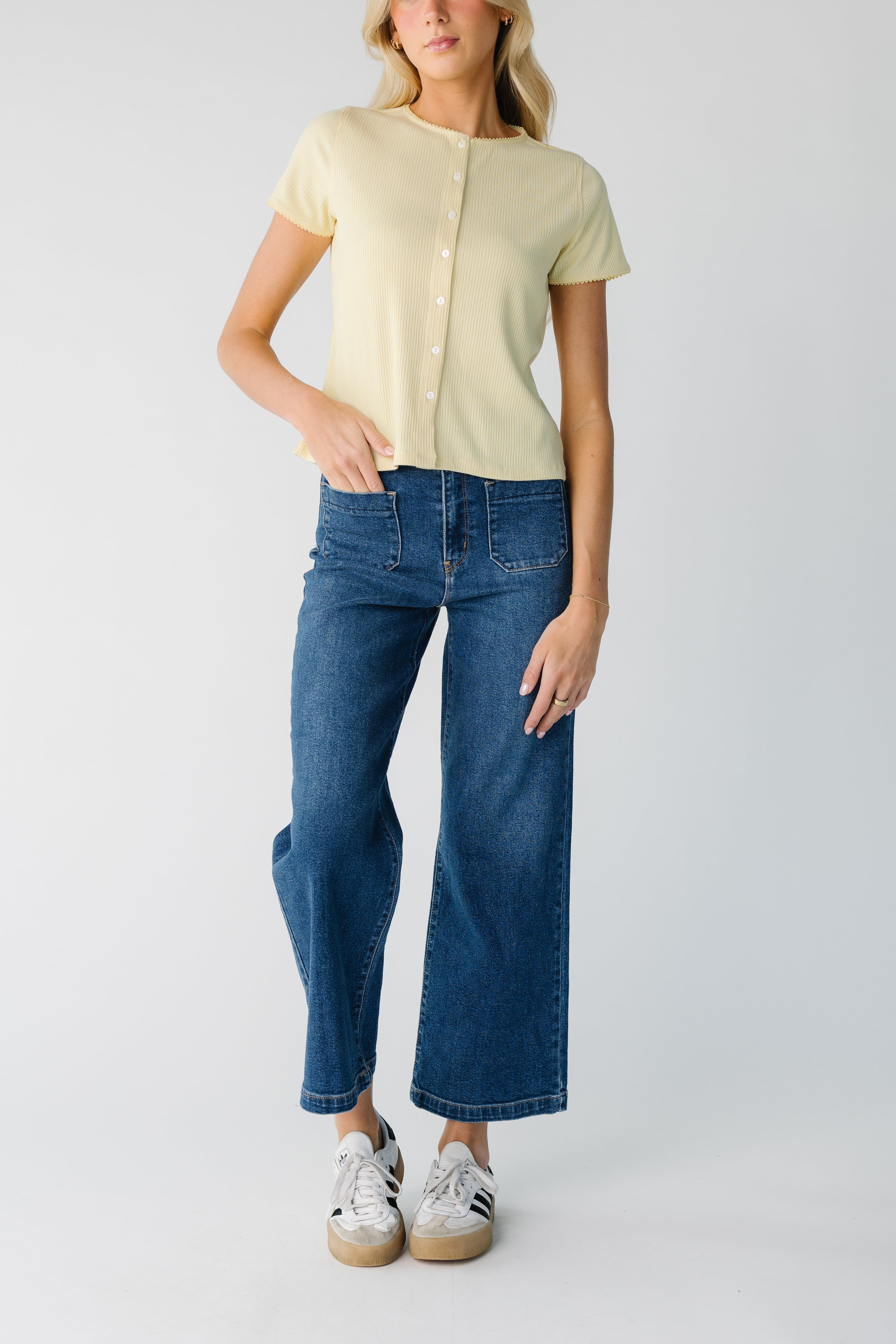 Jean à jambes larges avec poches à l'heure et la date